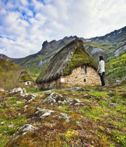 Bañas de teito (cabañas con cubierta vegetal) en el Real Camino de la Mesa, en el valle de Saliencia (Asturias).