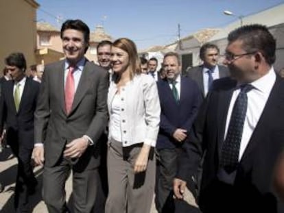 La presidenta de Castilla-La Mancha, María Dolores de Cospedal, junto al ministro de Industria, José Manuel Soria (i), y el alcalde de Villar de Cañas, José María Sáiz (d).