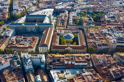 La antigua Facultad de Medicina de Madrid, en el centro de la imagen, y el Museo Reina Sofía, arriba a la izquierda.
