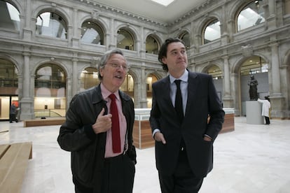 Miguel Zugaza, director del Museo del Prado, y el arquitecto Rafael Moneo, artífice del proyecto de la ampliación de la pinacoteca, recorren una de las salas del antiguo claustro de los Jerónimos, el 24 de octubre de 2007.