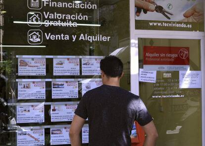 Vista de un escaparate de una inmobiliaria en Madrid.