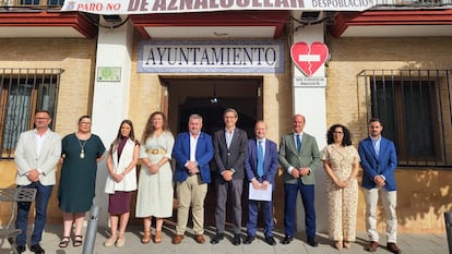Jorge Paradela y su equipo junto al alcalde de Aznalcóllar frente al Ayuntamiento