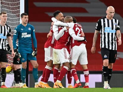 Los jugadores del Arsenal celebran tras marcarle un gol al Newcastle.