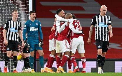 Los jugadores del Arsenal celebran tras marcarle un gol al Newcastle.