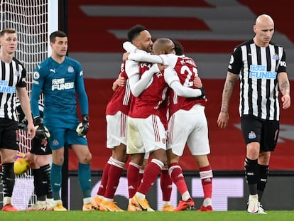 Los jugadores del Arsenal celebran tras marcarle un gol al Newcastle.