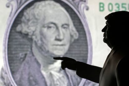 Miniatura de Donald Trump en 3D, señalando un dolar.