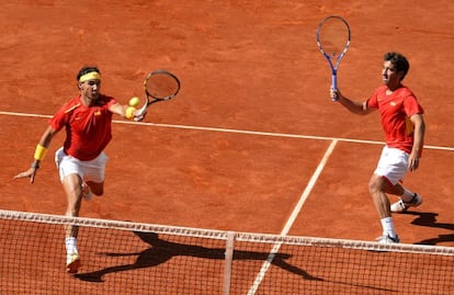 Nadal volea ante la mirada de  Marc L&oacute;pez.