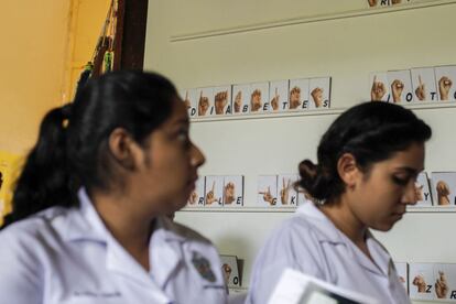 Dos estudiantes de medicina en el Hogar Social del Tío Antonio, lugar donde se ha desarrollado la última feria de la diabetes en Granada. Esta es una de las iniciativas que se estánllevando a cabo en Nicaragua para sensibilizar sobre esta enfermedad, responsable de muchas muertes cada año.