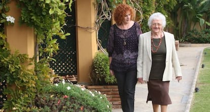 Marisa Martín y Joan Hunt pasean por el centro Cudeca en Benalmádena.