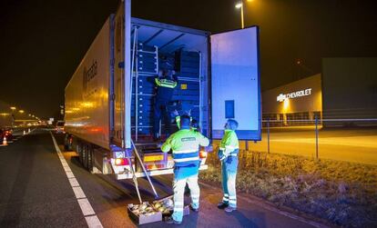 El camión que llevaba nueve migrantes, inspeccionado en Holanda este jueves.