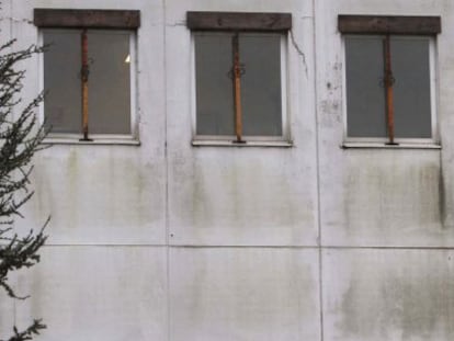 Ventanas apuntalas en el hospital Meixoeiro