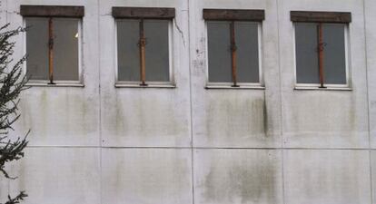 Ventanas apuntalas en el hospital Meixoeiro