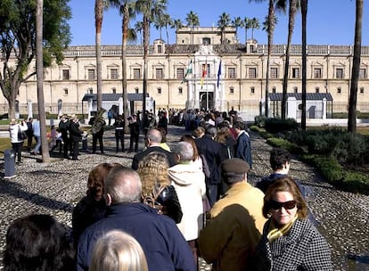 Largas colas para ver el Parlamento de Andalucía por dentro, en las jornadas de puertas abiertas.