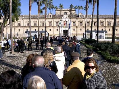 Largas colas para ver el Parlamento de Andalucía por dentro, en las jornadas de puertas abiertas.