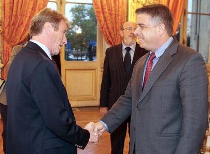 Bernard Kouchner (izquierda) estrecha la mano de Felipe Pérez Roque en París.