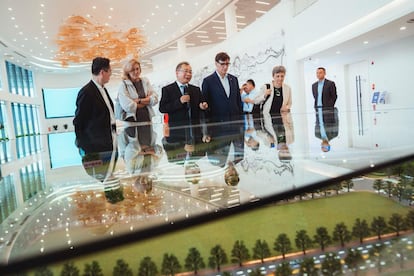 El presidente de la Generalitat, Salvador Illa (3d), visitó este sábado en Pekín el sincrotrón High Energy Photon Source (HEPS).