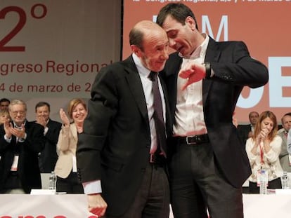 Rubalcaba y Tom&aacute;s G&oacute;mez, en el congreso del PSM de marzo.