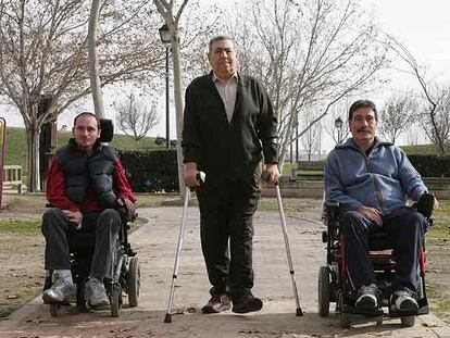 De izquierda a derecha, Juanjo, Agustín y Mariano, tres enfermos de ELA, el pasado domingo en Madrid.