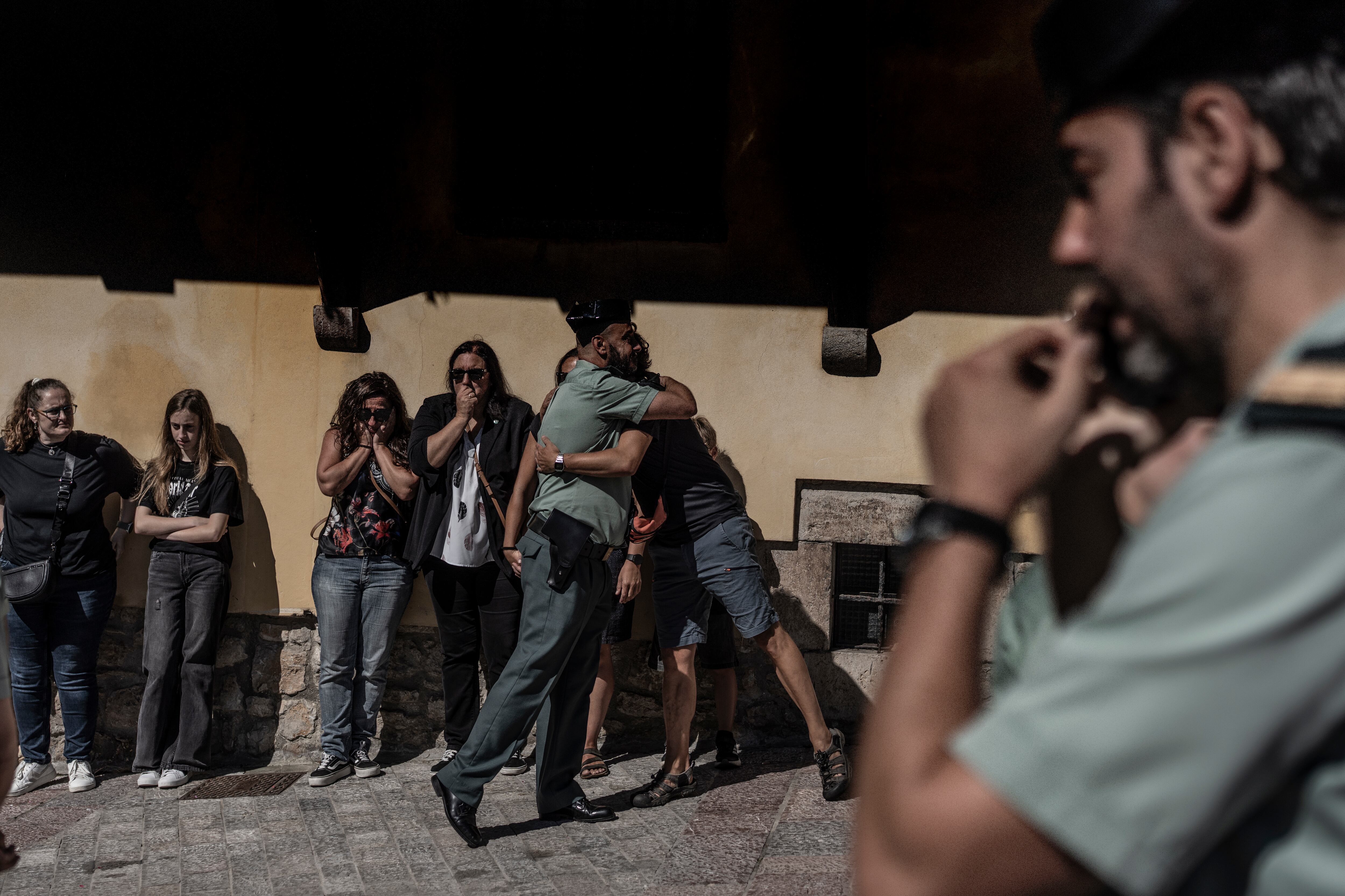 Un compañero y un amigo de Laura, Guardia Civil asesinada por su expareja, se abrazan durante el funeral.