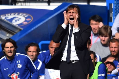 El entrenador del Chelsea Antonio Conte gesticulando durante un partido.