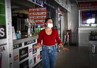 Una camarera trabaja en uno de los pocos locales abiertos de la ciudad.