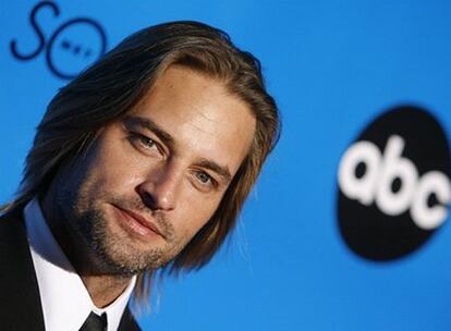 Josh Holloway, ms conocido como Sawyer, su personaje en <i>Perdidos</i>, ha sido padre por primera vez. El beb, que ha sido ni?a, est perfectamente, igual que su madre. "Pap y mam estn absolutamente encantados", ha dicho un allegado de la familia, que ha agregado que "todo el mundo est feliz y sano" despus del parto. La ni?a se llamar Java Kumala Holloway y es la culminacin del amor entre Josh y su esposa, Yessica Kumala, que contrajeron matrimonio en 2004. La pareja quera tener hijos desde hace tiempo, pero la llegada de &#39;Perdidos&#39; a la vida del actor retras un poco las cosas, pues los rodajes en Hawai eran muy duros.