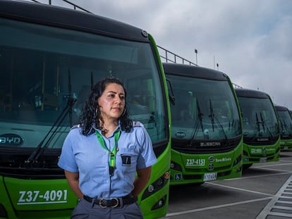 Alexandra Caballero, operadora de buses, en los patios de La Rolita en Bogotá, el 8 de noviembre del 2022.