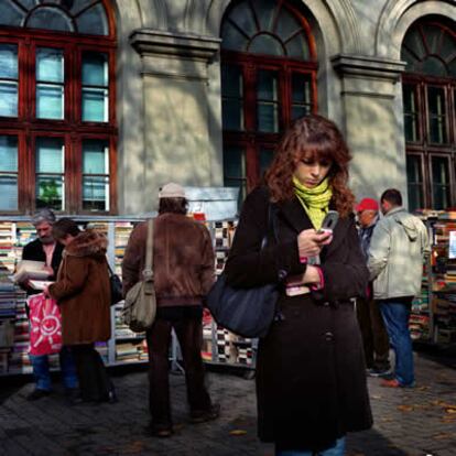 Un mercadillo de libros frente a la Universidad de Bucarest, cerca de discurre el río Dâmbovita.