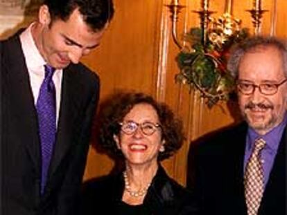 El príncipe Felipe, Sol Alameda y su marido, Emilio Martínez Lázaro.