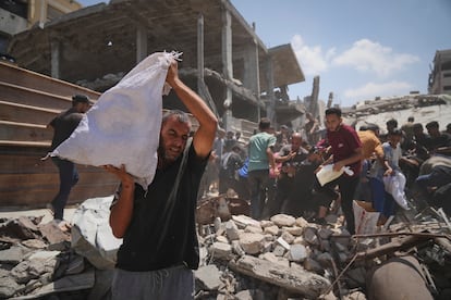 Un palestino carga con una bolsa de ayuda este jueves en Gaza.