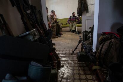 Militares ucranios descansan, en medio de la invasión rusa de Ucrania, en el norte de la región de Járkov. El secretario de Estado de Estados Unidos, Antony Blinken, ha asegurado que “la libertad, la democracia, la paz y la seguridad, están amenazados como nunca antes desde la Segunda Guerra Mundial”. “Defenderemos cada centímetro de territorio OTAN”, ha dicho Blinken durante una visita en una unidad de la OTAN en Polonia.