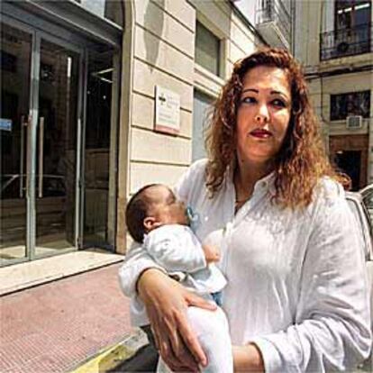 Rocío del Pilar, con su hijo Edwin en brazos, a las puertas de un centro sanitario de Alicante.