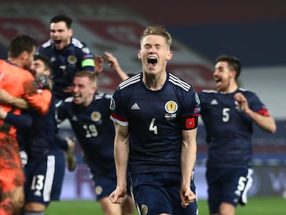 Scott McTominay celebra la victoria de Escocia contra Serbia en noviembre de 2020 y la clasificación para la Eurocopa.