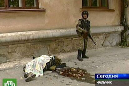 El canal de televisión NTV muestra a un agente de las fuerzas especiales rusas junto a los restos de un cuerpo, durante los combates librados en Nalchik.