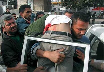 Varios palestinos trasladan a un herido a un hospital de Yenín