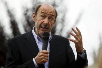 El secretario general del PSOE, Alfredo Pérez Rubalcaba, durante su intervención en un acto electoral en Viveiro (Lugo). EFE/Archivo