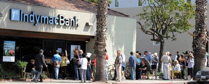 Clientes del banco IndyMac hacen cola en una oficina en Santa Mónica para retirar sus ahorros.