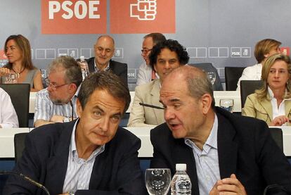 José Luis Rodríguez Zapatero y Manuel Chaves, en la reunión del comité federal del PSOE.