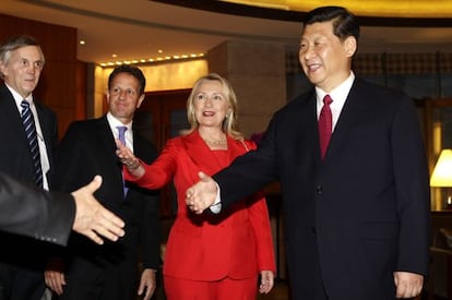 El secretario del Tesoro de EE UU, Timothy Geither, la secretaria de Estado norteamericana, Hillary Clintyon, y el vicepresidente chino Xi Jinping.