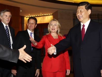 El secretario del Tesoro de EE UU, Timothy Geither, la secretaria de Estado norteamericana, Hillary Clintyon, y el vicepresidente chino Xi Jinping.