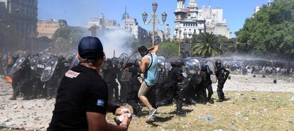 Enfrentamientos entre manifestantes y polic&iacute;a en Buenos Aires.