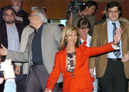 José Borrell, con Rosa Díez y Patxi Lópéz, anoche en un mitin electoral en Vitoria.