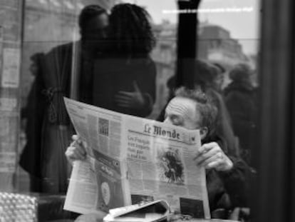 Un hombre lee &#039;Le Monde&#039; en un caf&eacute; parisiense (2007). 