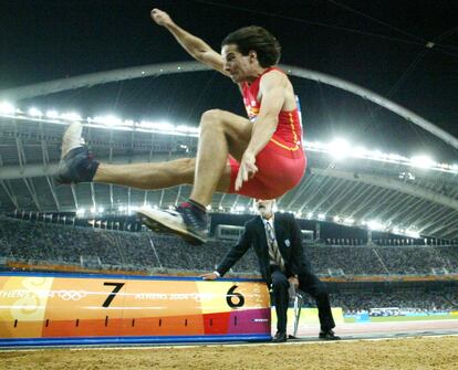 El atleta, Yago Lamela, durante uno de sus saltos en la final de salto de longitud de los Juegos Olímpicos de Atenas 2004.