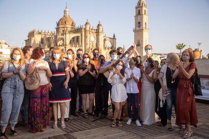 Trabajadores y voluntarios homenajeados en Jerez posan con la familia flamenca de Luis de Perikín tras la grabación del espectáculo en una azotea