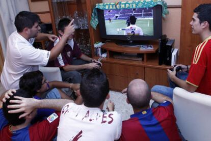 Aficionados al fútbol virtual.