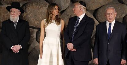 El presidente de EE UU, Donald Trump, junto a su mujer, el rabino de Israel Meir Lau, y el primer ministro del país, Benjamin Netanyahu, hoy en Jerusalem.