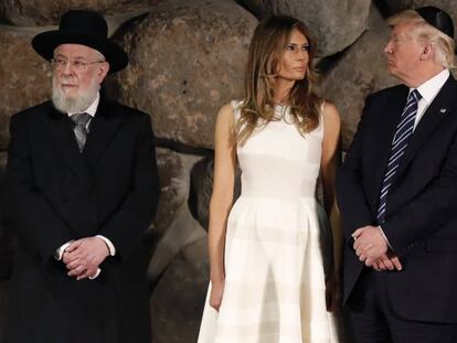 El presidente de EE UU, Donald Trump, junto a su mujer, el rabino de Israel Meir Lau, y el primer ministro del pa&iacute;s, Benjamin Netanyahu, hoy en Jerusalem.