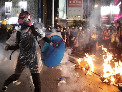 Nueva manifestación masiva en Hong Kong pese a la prohibición, en imágenes