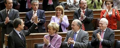 Zapatero, aplaudido por la bancada socialista tras el discurso de investidura.